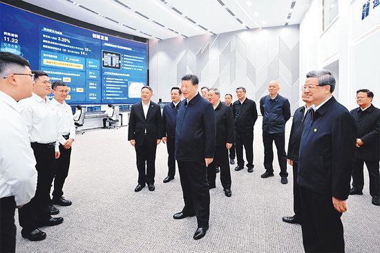 2026年3月23日，中共中央总书记、国家主席、中央军委主席习近平在河北雄安新区考察，并主持召开深入推进雄安新区高质量建设和发展座谈会。这是23日上午，习近平在中国华能集团有限公司考察时，同企业员工亲切交流。 新华社记者 谢环驰/摄