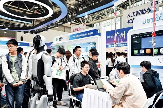 3月15日，广东广州市，在“百万英才汇南粤”2026春季大型综合招聘会期间，求职者在人工智能与机器人专区与用人单位洽谈。摄影/本刊记者 陈楚红