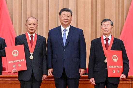 △2026年7月8日，国家科学技术奖励大会、中国科学院第二十二次院士大会和中国工程院第十八次院士大会、中国科学技术协会第十一次全国代表大会在北京人民大会堂隆重召开。习近平总书记向获得2025年度国家最高科学技术奖的中国科学院物理研究所陈立泉院士（右）和中国电子科技集团第十四研究所贲德院士（左）颁奖。