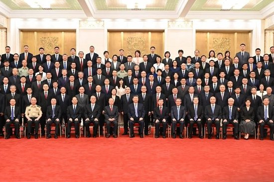 △2026年7月8日，国家科学技术奖励大会、中国科学院第二十二次院士大会和中国工程院第十八次院士大会、中国科学技术协会第十一次全国代表大会在北京人民大会堂隆重召开。会前，习近平总书记等领导同志亲切会见国家科学技术奖获奖代表，并同大家合影留念。