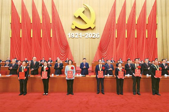 2026年7月1日上午，庆祝中国共产党成立105周年大会在北京人民大会堂隆重举行。这是习近平等党和国家领导人为受表彰的全国“两优一先”代表颁奖。 新华社记者 黄敬文/摄