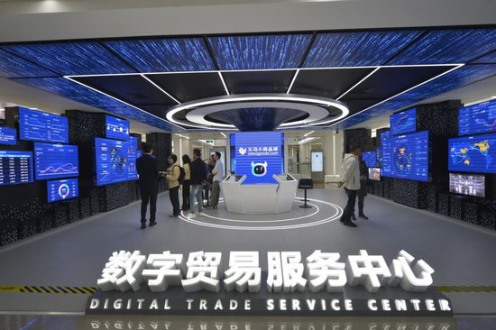 这是2025年10月30日在浙江省义乌市拍摄的全球数贸中心内的信息展示区。全球数贸中心的3700多家新商户靠着稳定的跨境网络，与全球客商实时沟通、洽谈生意。新华社记者 刘力航 摄