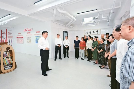 2026年7月15日，中共中央总书记、国家主席、中央军委主席习近平在上海考察。这是习近平在黄浦区半淞园路街道市民新村居民区考察时，在社区党群服务站同居民代表、街道干部、社区工作者等亲切交流。 新华社记者 谢环驰/摄