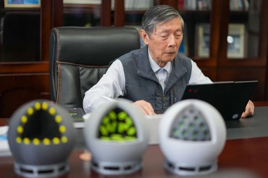  图为陈立泉院士在办公室。 金立旺摄<p style=