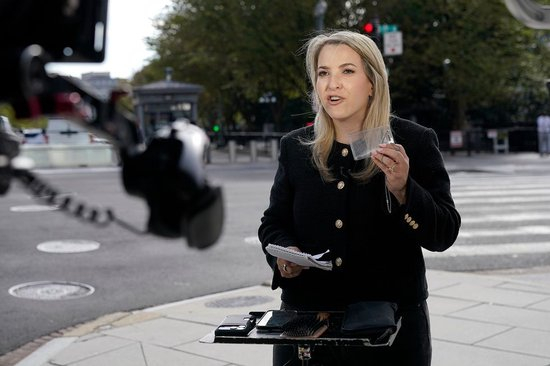CNN记者手里举着只剩透明塑料套的记者证套 视觉中国