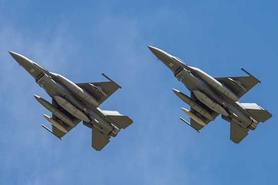  美国首批F-16V，机翼下挂满油箱可长途飞行。