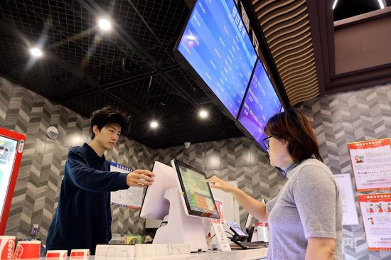  2026年10月6日，山东省滨州市，观众在一家电影院挑选座位。