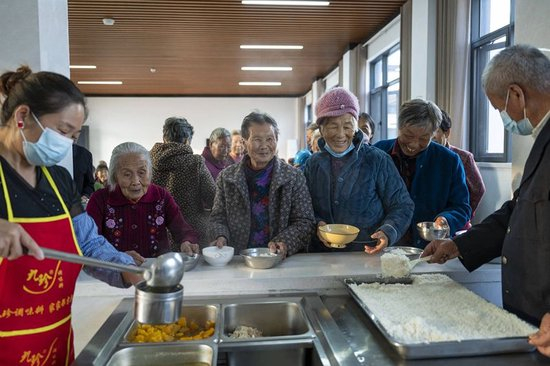  2025年10月14日，老人们在湖北省孝感市孝昌县王店镇新岗村幸福食堂就餐。