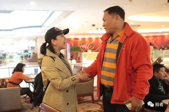 ▲孙二娘饰演者梁丽和杨雄饰演者陈之辉握手。