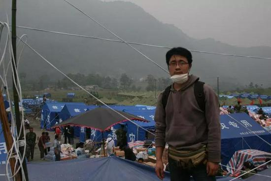 朱红军在龙门山脚下的红白镇，山那边就是北川。受访者供图