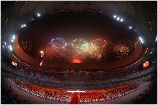 ▲&nbsp;2008年8月8日晚，第29届北京奥运会开幕式在国家体育场举行。这是北京奥运会主火炬塔点燃后，焰火在国家体育场上空形成五环图案。&nbsp; 新华社记者 兰红光 摄