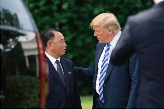 　　6月1日，在美国华盛顿，美国总统特朗普（右）与朝鲜劳动党中央委员会副委员长金英哲交谈。图/新华