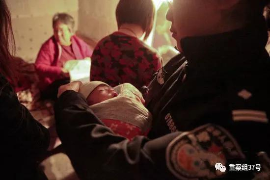 ▲2015年3月，山东费县，民警解救被拐卖婴儿。&nbsp; &nbsp;&nbsp;&nbsp;人民公安报、中国警察网记者 陈路坤 摄