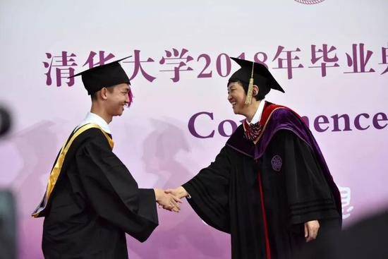 清华大学党委书记陈旭为优秀毕业生李北辰拨穗并合影。