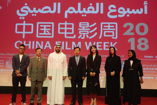 （电影主创人员与嘉宾合影留念）