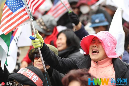 4月6日，朴槿惠获刑24年，支持者痛哭流涕（图：东方IC）