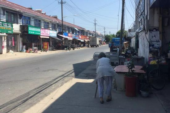  天平镇街头，一位老人费力地向前迈步。新京报记者陶若谷&nbsp;摄