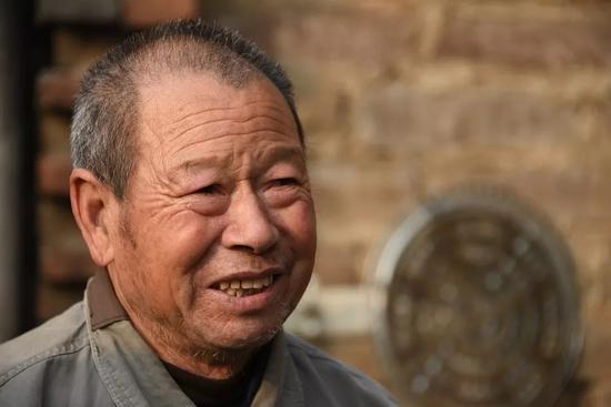  2016年12月3日，河北省石家庄鹿泉区下聂庄村，聂父聂学生。图片来自视觉中国