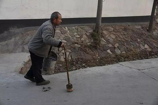 2016年12月2日，河北省石家庄鹿泉区下聂庄村，患有偏瘫的聂树斌父亲聂学生在家附近。