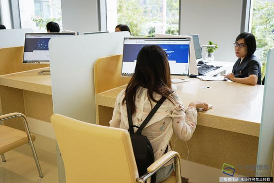 　　9月9日，北京互联网法院正式挂牌。图为立案服务中心（图片来源：tuku.qianlong.com）。千龙网记者 查甜甜摄