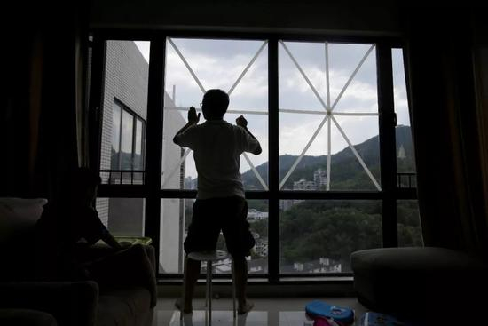 　　△15日，深圳，超强台风“山竹”即将来袭，当地民众在窗户上贴满胶带，防止玻璃碎裂伤人。（图自视觉中国）