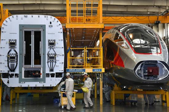 2018年5月10日，“复兴号”动车组在总装生产线上装配。
