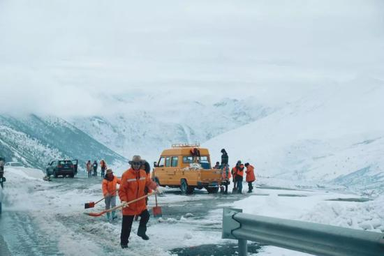 正在铲雪的救援人员。受访者供图