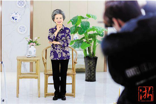 杨光每天“朝八晚四”，最多拍摄150套衣服。张迪 张孙超 摄