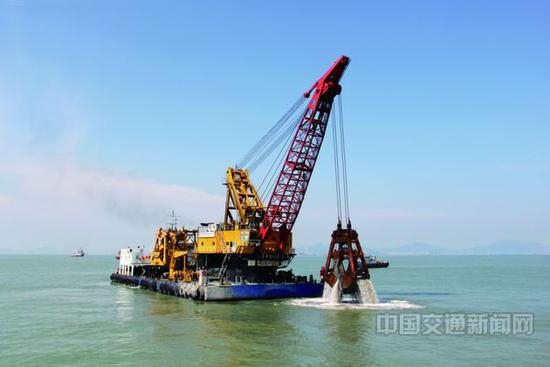 港珠澳大桥沉管隧道基床施工。