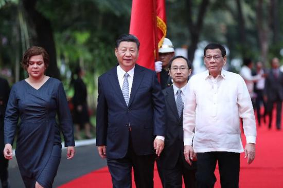 11月20日，国家主席习近平在马尼拉同菲律宾总统杜特尔特举行会谈。会谈开始前，习近平出席杜特尔特在总统府前草坪举行的隆重欢迎仪式。这是仪式结束后，两国元首共同前往总统府主楼。（新华社记者 鞠鹏 摄）
