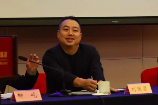 会场上的刘国梁向代表们微笑致意（中国青年报·中青在线记者慈鑫 摄）