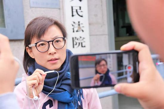 ▶王骁在接受媒体采访