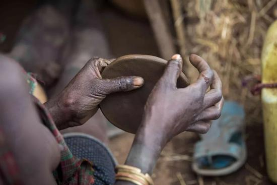  穆尔西人在制作唇盘