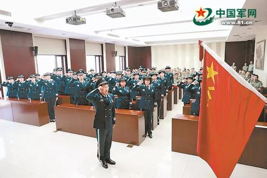 　2018年，国防大学联合勤务学院举行宣布文职人员任职通知暨授装仪式