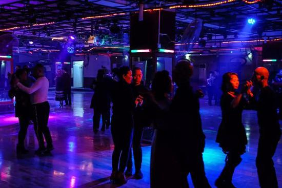 爱乐门舞厅的下午场，人潮涌动。新京报记者党元悦 摄