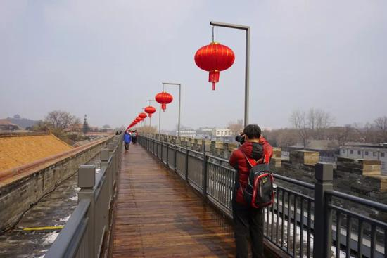 　故宫红灯笼成观众拍照新景观。新京报记者 倪伟 摄