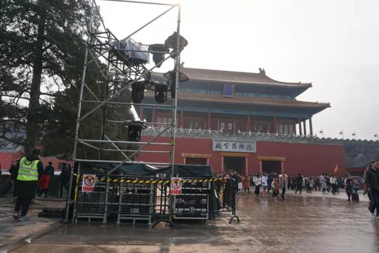神武门广场安放了灯光设备。新京报记者 倪伟 摄