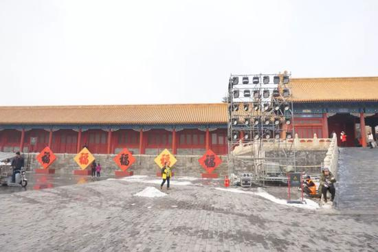 　太和门广场和内金水桥上安放了灯光设备。新京报记者 倪伟 摄