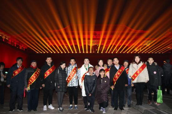  2月19日晚，故宫首场灯光秀邀请130名北京榜样和家属观灯赏景，其中包括年度北京榜样宋玺、夏虹、廖理纯、贾利民等。