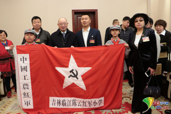 陈云与于若木之子、第十二届全国政协副主席陈元，全国红军小学建设工程理事会副理事长兼秘书长方强等与会嘉宾与吉林临江陈云红军小学孩子合影留念。