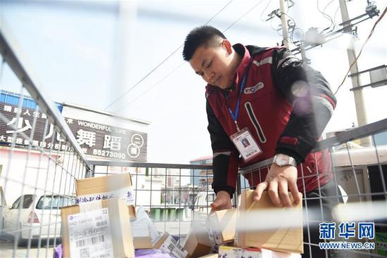 　　王迪将刚刚从客户公司上门揽收的快递件搬上货车（4月10日摄）。23岁的王迪来自湖北恩施，他是圆通速递济南市北园网点的负责人。每天早晨6点钟起床，7点多开始派件，在此期间还需要上门揽件，回到网点后要扫描、分拣、装包，一直到晚上九十点钟才能下班，这就是王迪日常的工作情况。一年到头，他很少有休假时间。他说，做好一名快递员需要持续的勤奋和努力，只有这样才能让快递“越来越快”。 青年是整个社会力量中最积极、最有生气的力量，国家的希望在青年，民族的未来在青年。奋斗是青春最亮丽的底色。让青春在新时代改革开放的广阔天地中绽放，让人生在实现中国梦的奋进追逐中展现出勇敢奔跑的英姿。 新华社记者 王凯 摄