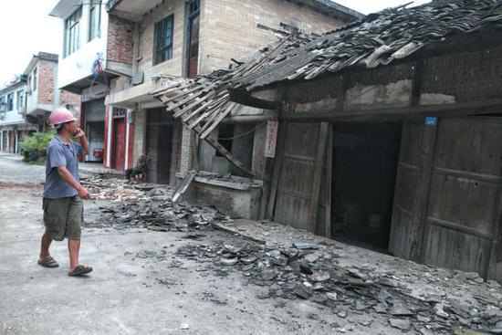 　▲昨晚，双河镇受灾村民吃上了第一顿热饭，武警部队提供的鸡蛋面。