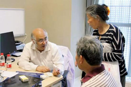 ▲惠汝太教授正在诊疗肥厚型心肌病患者。