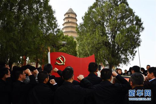 参观者在陕西延安宝塔山上重温入党誓词（4月25日摄）。新华社记者 刘潇 摄