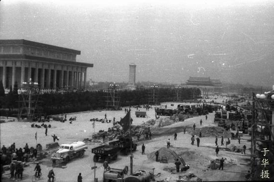  天安门广场华灯的杉篙架子。