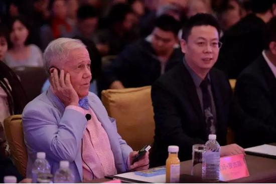 吉姆·罗杰斯（左）和廖英强