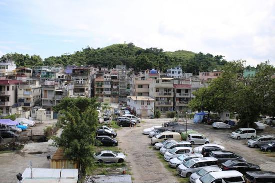  图：21日冲突发生时，“白衣人”聚集的南边围村（拍摄：环球时报-环球网记者&nbsp;范凌志）