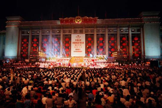 1997年7月1日，首都各界庆祝香港回归祖国联欢晚会在天安门广场隆重举行。叶用才摄