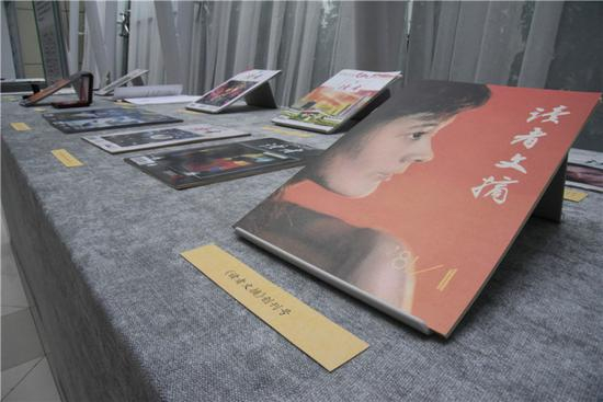 　这是《读者》杂志创刊号的复制品（8月22日摄）。新华社记者 张睿 摄