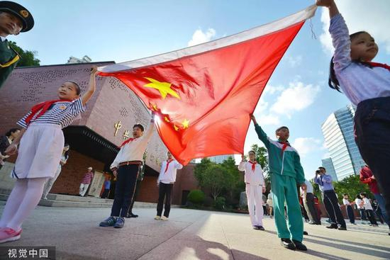 小学生在参加升旗仪式